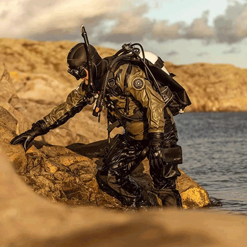 Trockentauchanzüge / Unterzieher